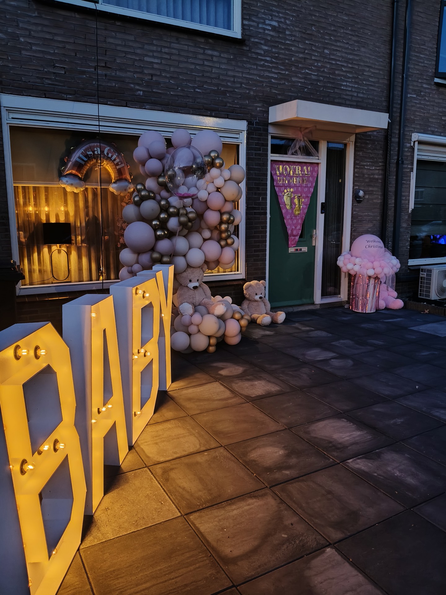 Lichtletters BABY 's avonds voor een huis, met ballonstandaard en teddyberen