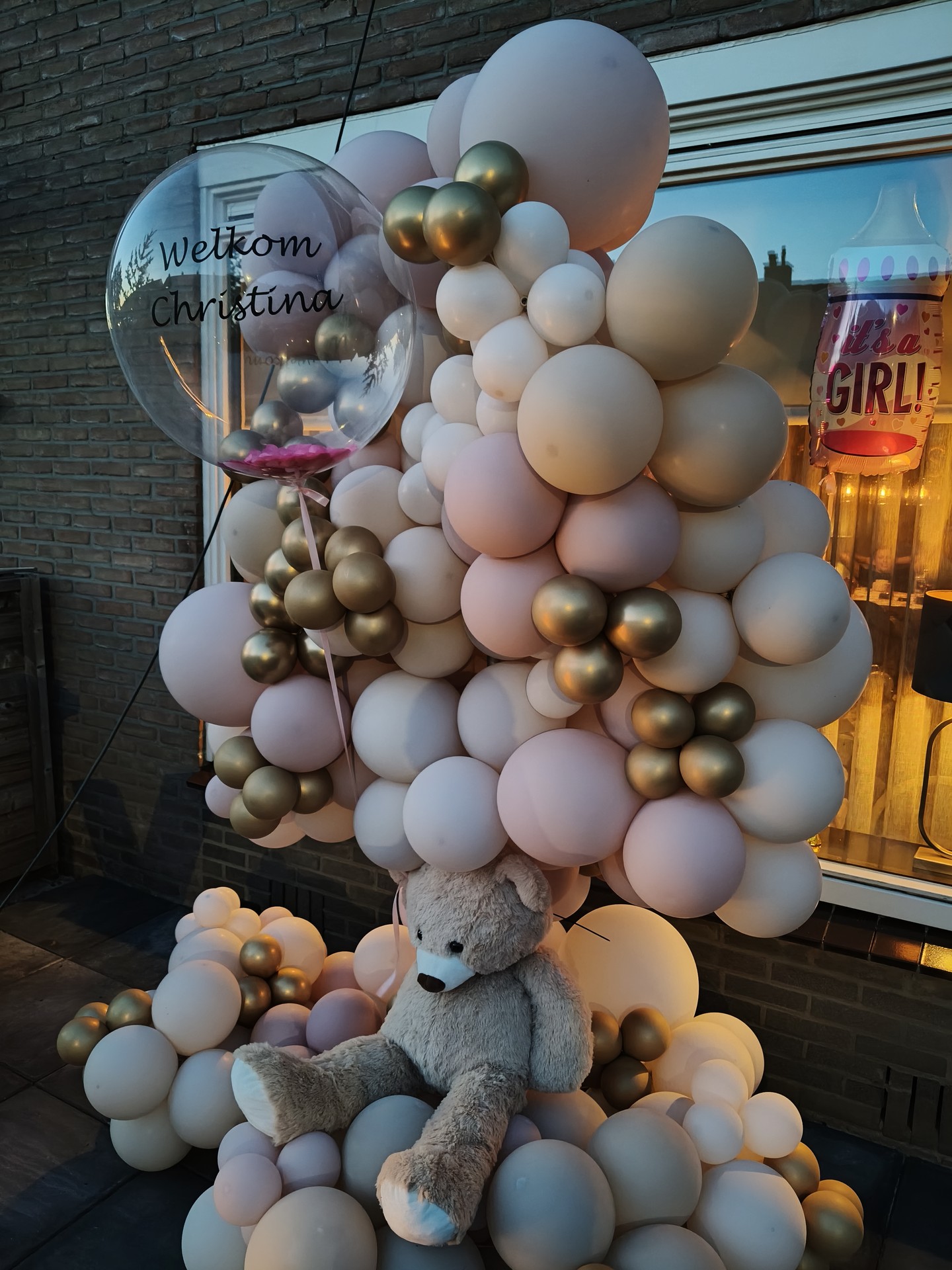 Organische ballonstandaard met teddybeer en ballon Welkom Christina