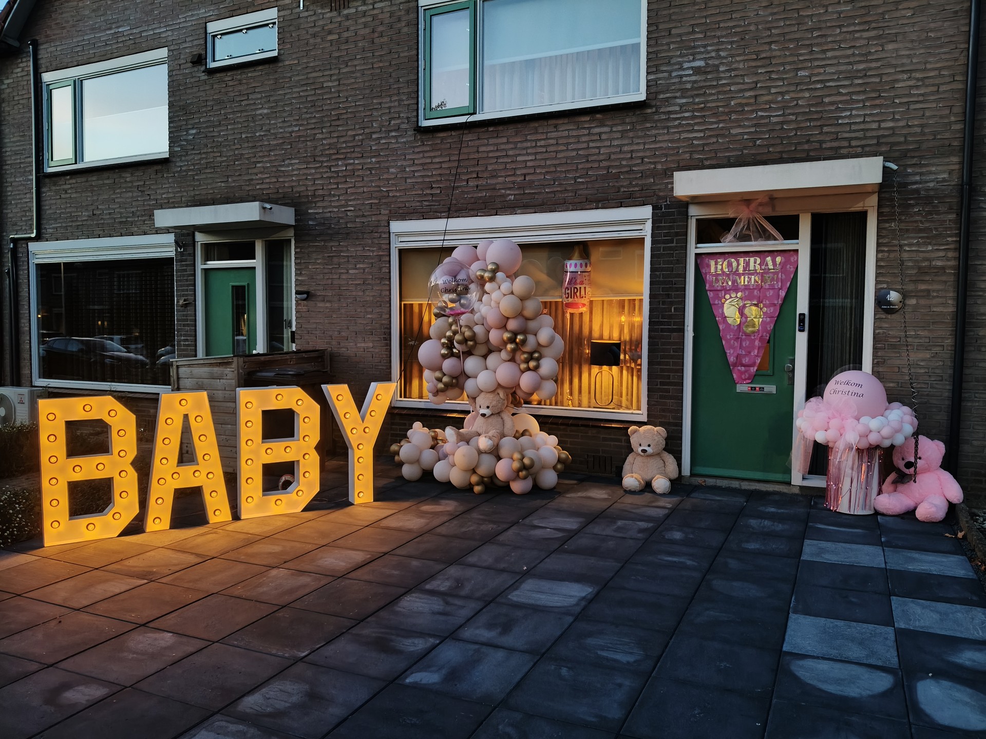 Geboorteversiering voor de deur: lichtletters BABY, organische ballonstandaard en teddyberen