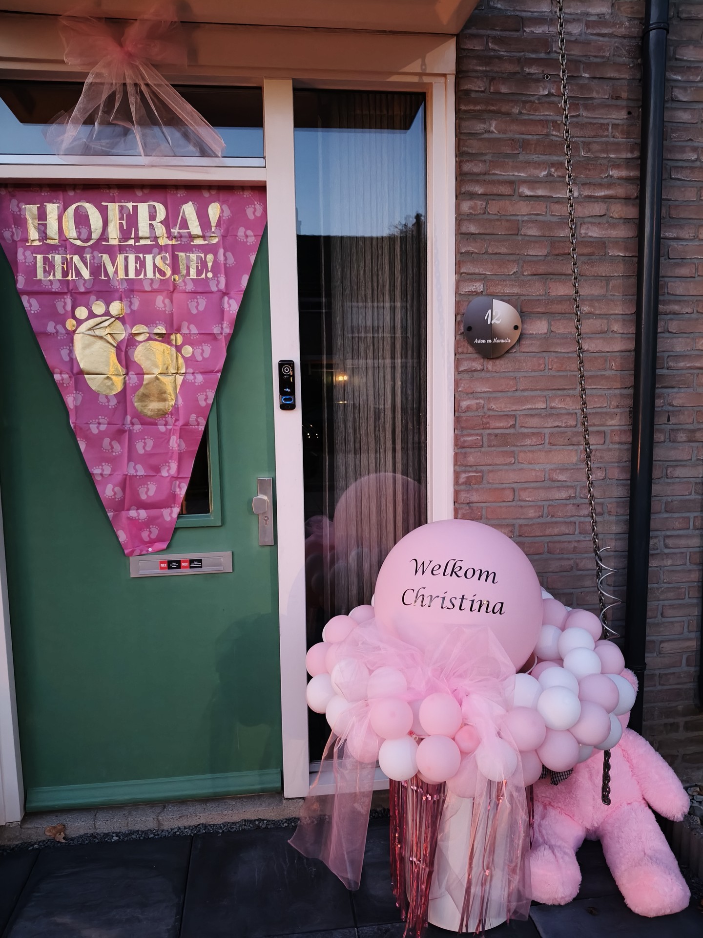 Roze welkomstballon met de tekst Welkom Christina bij de voordeur