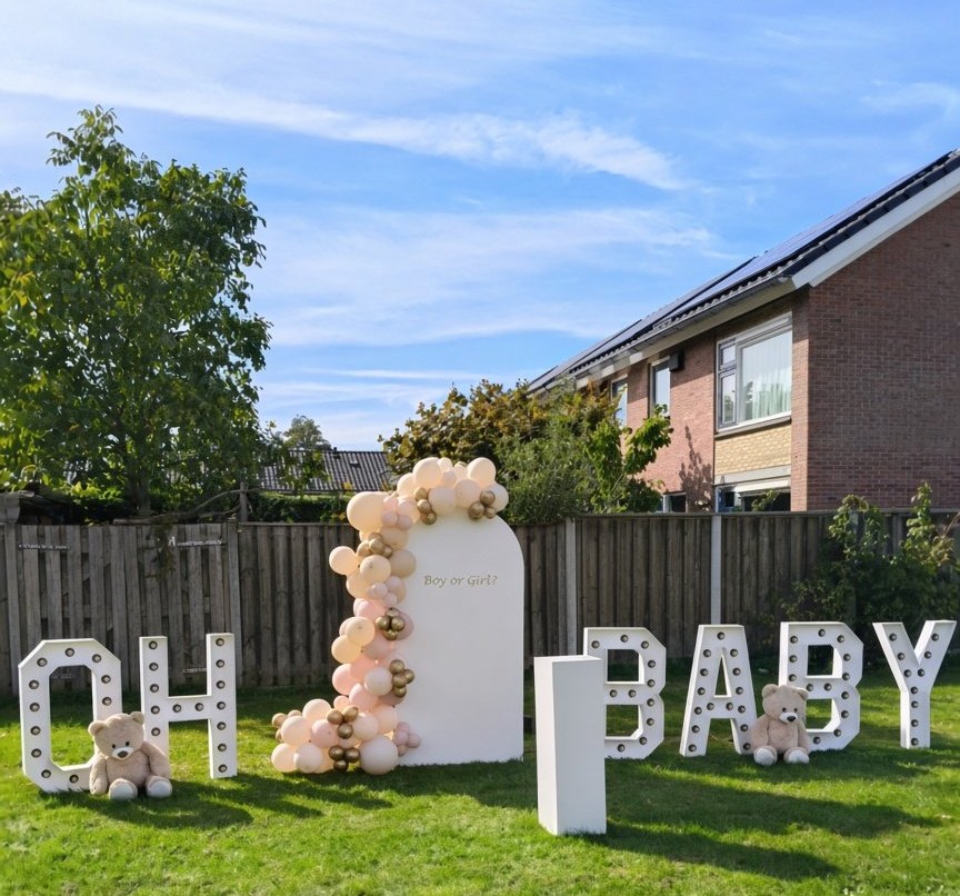 Luxe pakket met lichtletters OH BABY, backdrop en teddyberen in de tuin